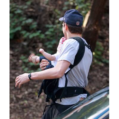 Ashton Kutcher spaziert mit Baby Wyatt