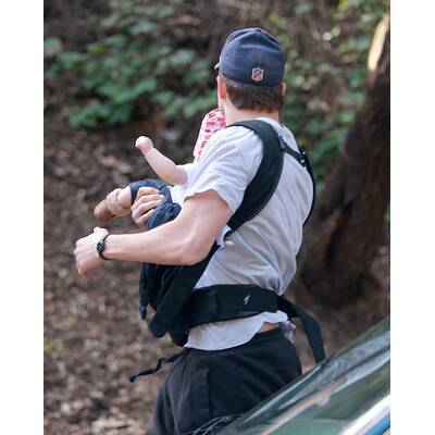 Ashton Kutcher spaziert mit Baby Wyatt