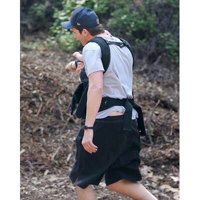 Ashton Kutcher spaziert mit Baby Wyatt
