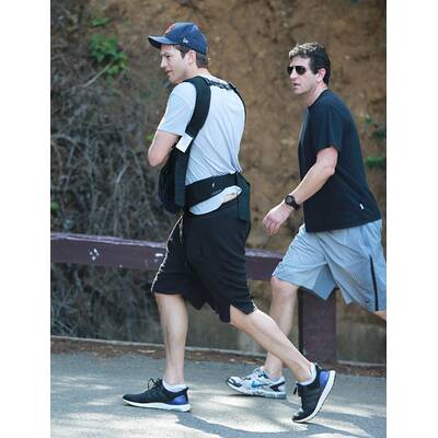 Ashton Kutcher spaziert mit Baby Wyatt