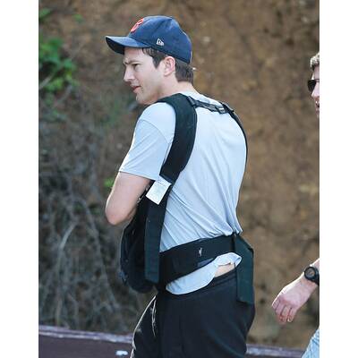 Ashton Kutcher spaziert mit Baby Wyatt