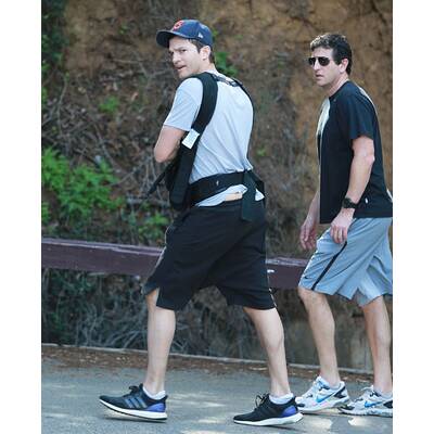 Ashton Kutcher spaziert mit Baby Wyatt