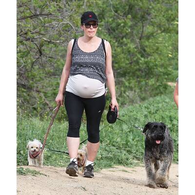 Milla Jovovich hält sich trotz Babybauch fit