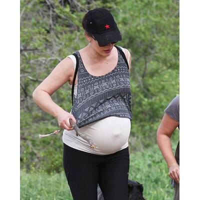 Milla Jovovich hält sich trotz Babybauch fit