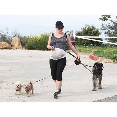 Milla Jovovich hält sich trotz Babybauch fit