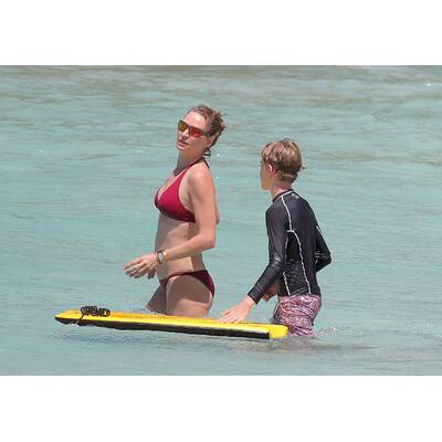 Uma Thurman betört beim Planschen