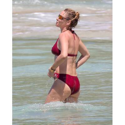 Uma Thurman betört beim Planschen