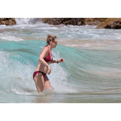 Uma Thurman betört beim Planschen