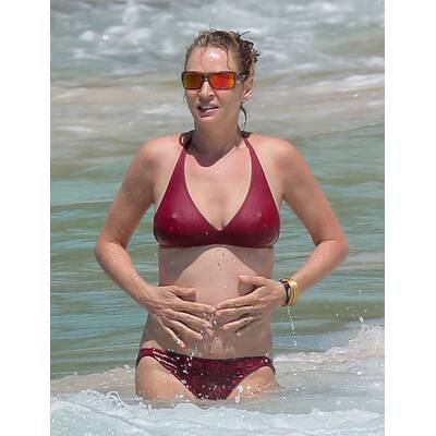 Uma Thurman betört beim Planschen