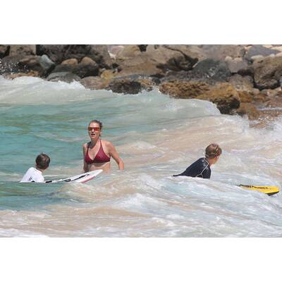 Uma Thurman betört beim Planschen