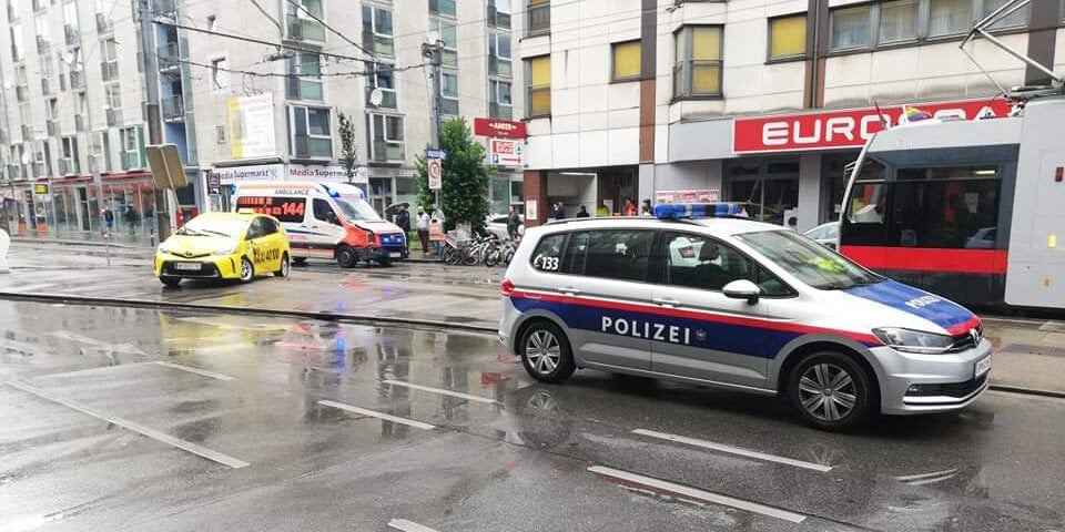 Rettungsauto crasht mit Taxi in Wien