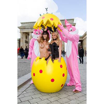 Micaela Schäfer posiert mit Geissens-Nanny