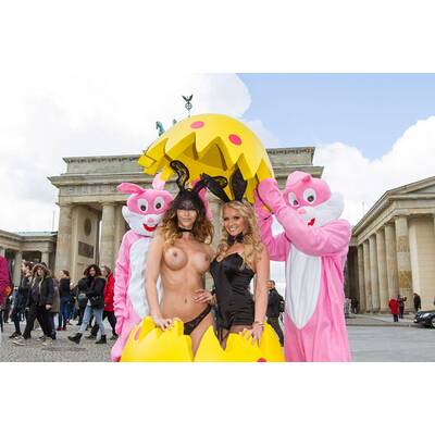 Micaela Schäfer posiert mit Geissens-Nanny