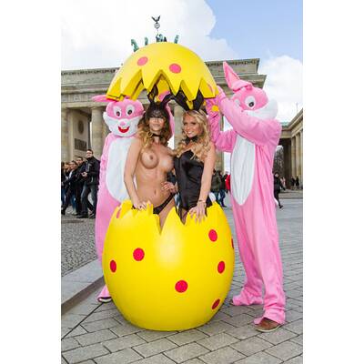 Micaela Schäfer posiert mit Geissens-Nanny