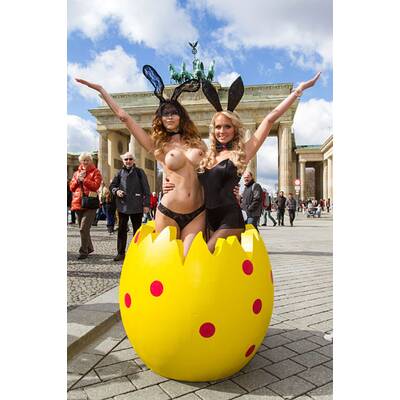 Micaela Schäfer posiert mit Geissens-Nanny