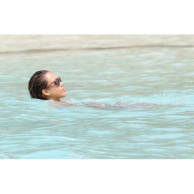 Jessica Alba: Supersexy im Badeurlaub