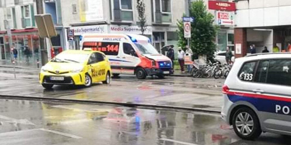 Rettungsauto crasht mit Taxi in Wien
