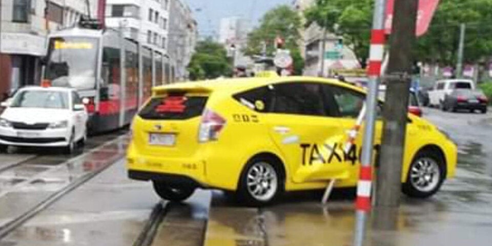 Rettungsauto crasht mit Taxi in Wien