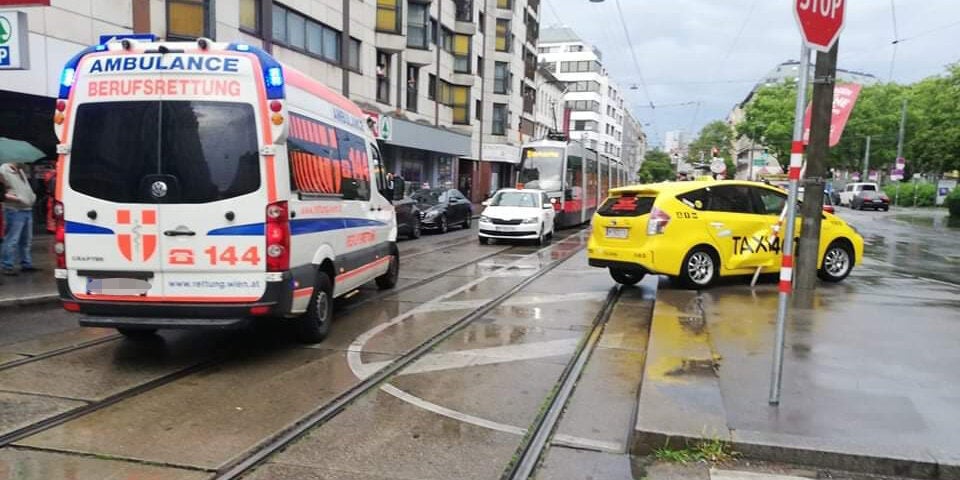 Rettungsauto crasht mit Taxi in Wien