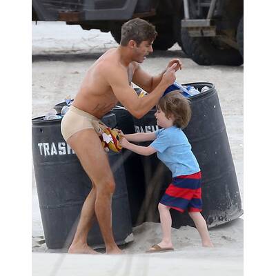 Zac Efron: Oben ohne & mit unsexy Schlüpfer