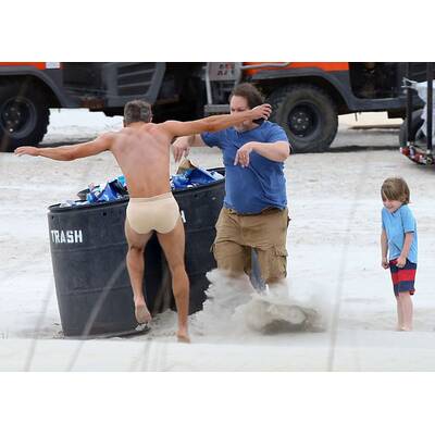 Zac Efron: Oben ohne & mit unsexy Schlüpfer