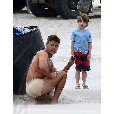 Zac Efron: Oben ohne & mit unsexy Schlüpfer