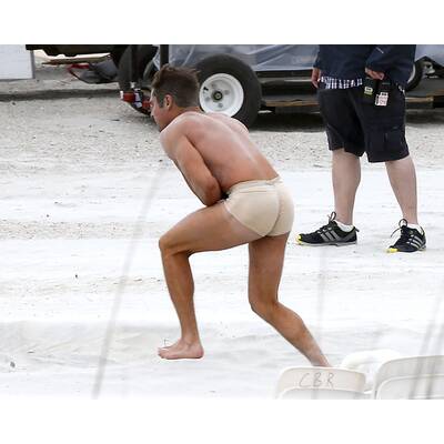 Zac Efron: Oben ohne & mit unsexy Schlüpfer
