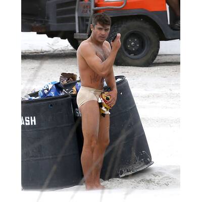 Zac Efron: Oben ohne & mit unsexy Schlüpfer