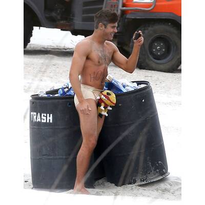 Zac Efron: Oben ohne & mit unsexy Schlüpfer