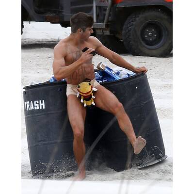 Zac Efron: Oben ohne & mit unsexy Schlüpfer