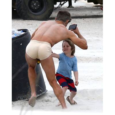 Zac Efron: Oben ohne & mit unsexy Schlüpfer