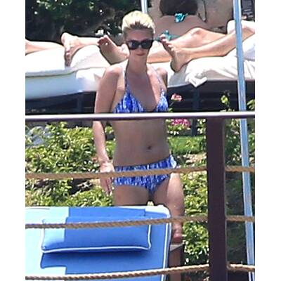 Nicky Hilton entspannt am Pool