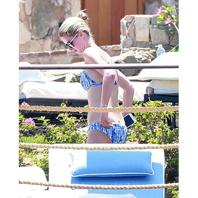 Nicky Hilton entspannt am Pool