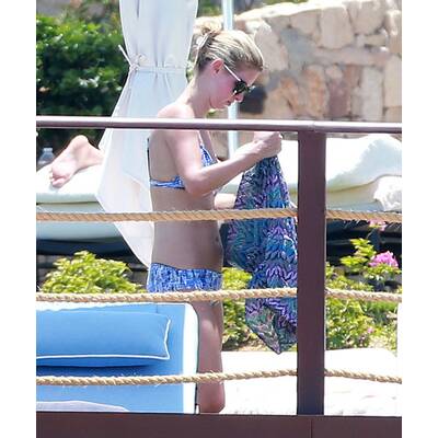 Nicky Hilton entspannt am Pool