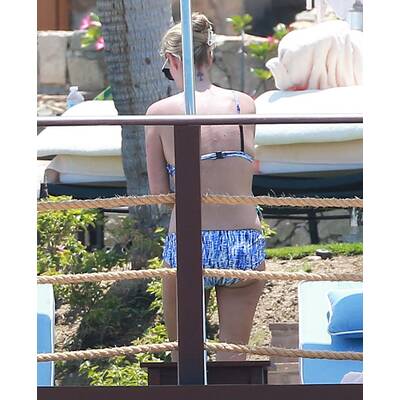 Nicky Hilton entspannt am Pool
