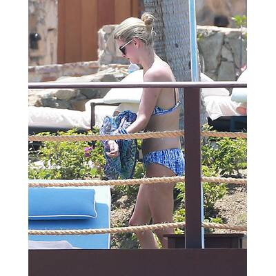 Nicky Hilton entspannt am Pool