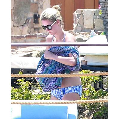 Nicky Hilton entspannt am Pool