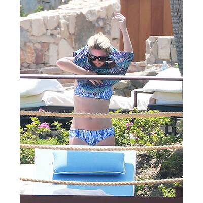 Nicky Hilton entspannt am Pool