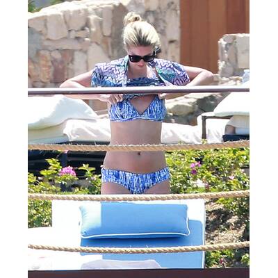 Nicky Hilton entspannt am Pool