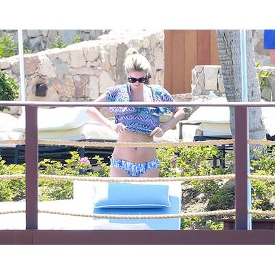 Nicky Hilton entspannt am Pool
