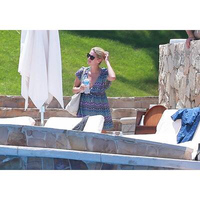 Nicky Hilton entspannt am Pool