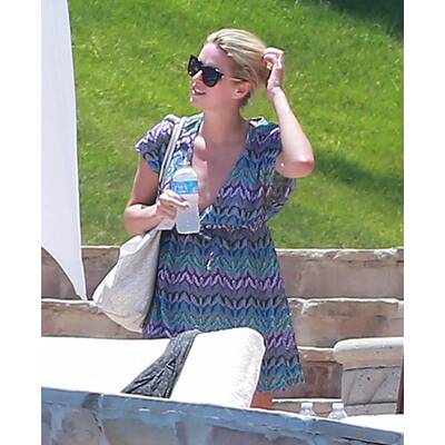 Nicky Hilton entspannt am Pool