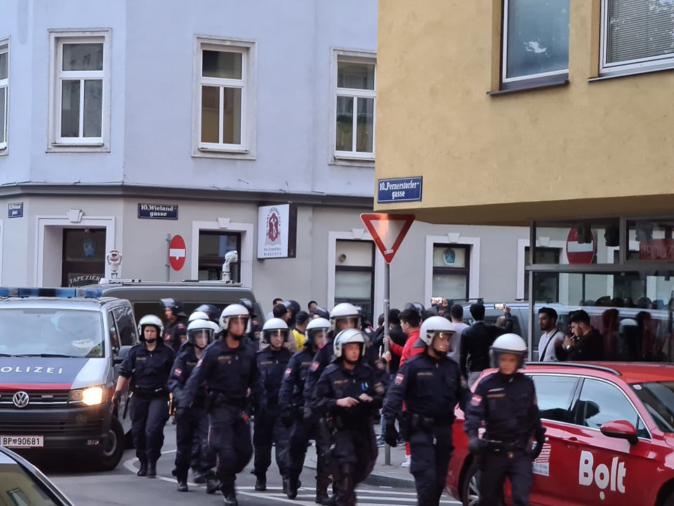 Demo in Wien eskaliert: Polizist durch Steinwurf verletzt
