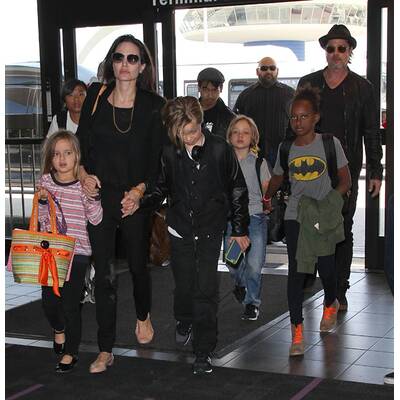Brad Pitt & Angelina Jolie lotsen Kids durch Flughafen