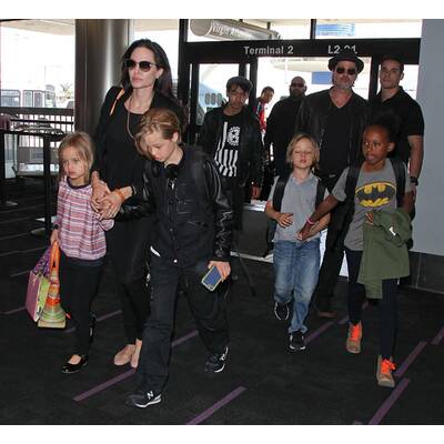 Brad Pitt & Angelina Jolie lotsen Kids durch Flughafen