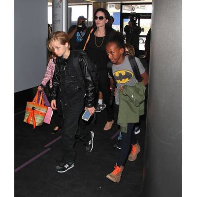 Brad Pitt & Angelina Jolie lotsen Kids durch Flughafen