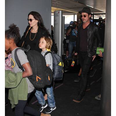 Brad Pitt & Angelina Jolie lotsen Kids durch Flughafen