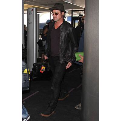 Brad Pitt & Angelina Jolie lotsen Kids durch Flughafen