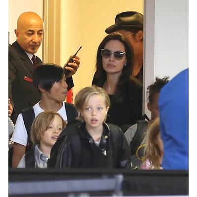 Brad Pitt & Angelina Jolie lotsen Kids durch Flughafen