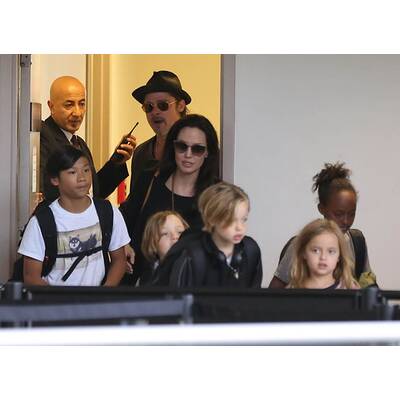 Brad Pitt & Angelina Jolie lotsen Kids durch Flughafen